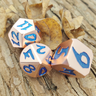 Mavi Zar Çokyüzlü Özelleştirme RPG Zar Seti OEM Keskin Kenarlı RPG Zar Çinko Altın
