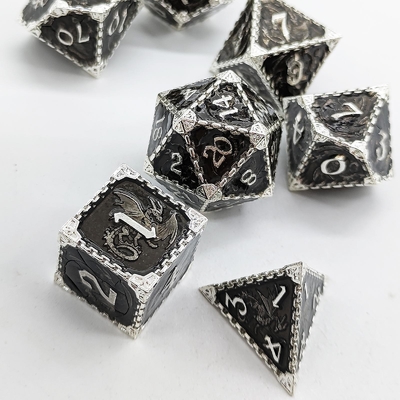 Çok yönlü Metal RPG Dice Uçan Ejderha Katı Pürüzsüz Ejderha DND