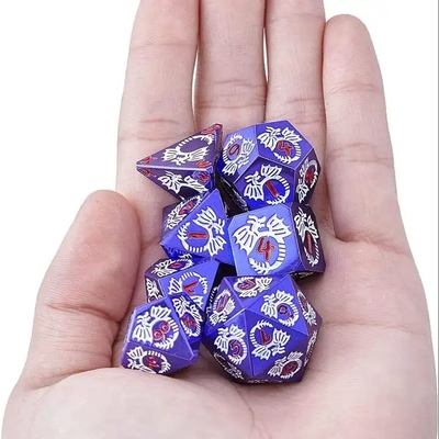Çok yönlü katı metal zar seti DND RPG Renkli Uçan Ejderha Crucho Tahta Oyunu